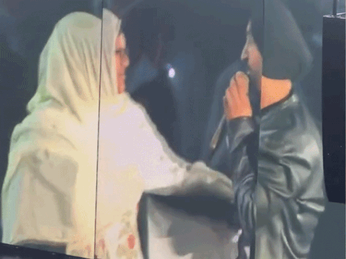 मां से आशीर्वाद लेते दिलजीत दोसांझ।