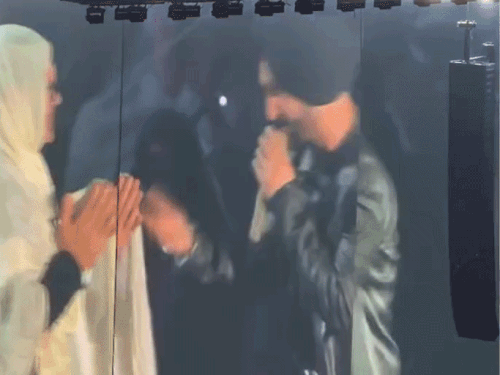 दिलजीत ने मां से हाथ मिलाया और मां ने हाथ जोड़ उसका धन्यावाद किया।