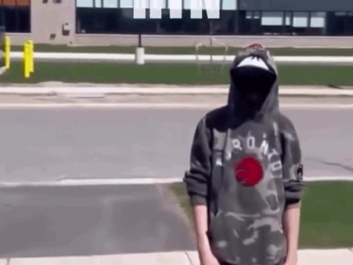 रोड पर खड़ा होकर पंजाबी बुजुर्ग के लिए भद्दी शब्दावली यूज करता युवक।