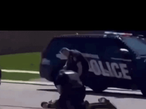 युवक को अरेस्ट करती पुलिस।