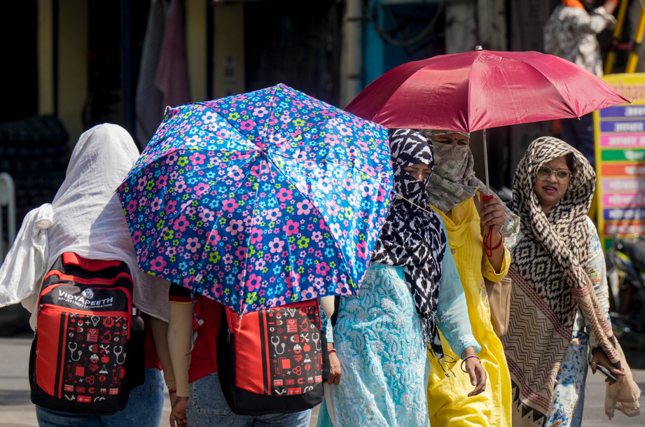 लखनऊ में भीषण गर्मी के बीच महिलाएं धूप से बचने के लिए खुद को ढककर चलती नजर आईं।