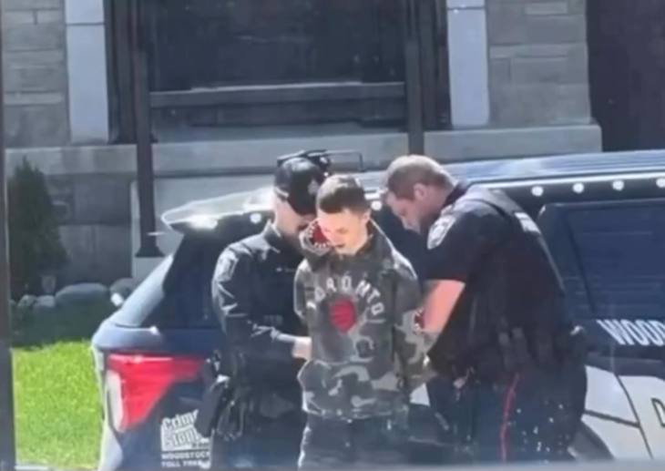 आरोपी युवक को गिरफ्तार कर ले जाती कनाडा की पुलिस।