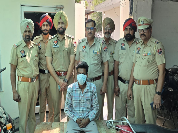 अमृतसर पुलिस के साथ गिरफ्तार आरोपी।