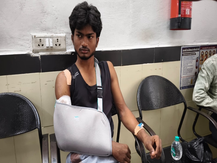 छोटे बेटे आशुतोष के कंधे पर गोली लगी है।