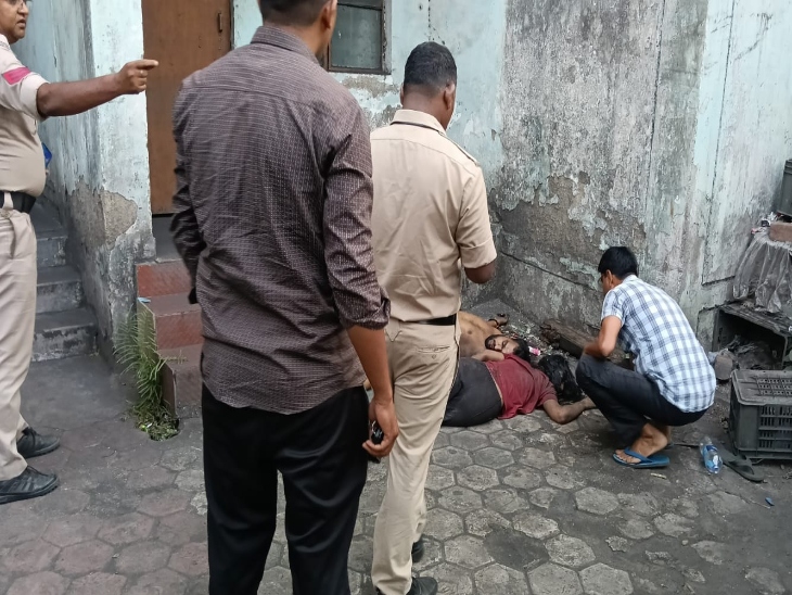 मौके पर पहुंचकर जांच करती हुई पुलिस की टीम।