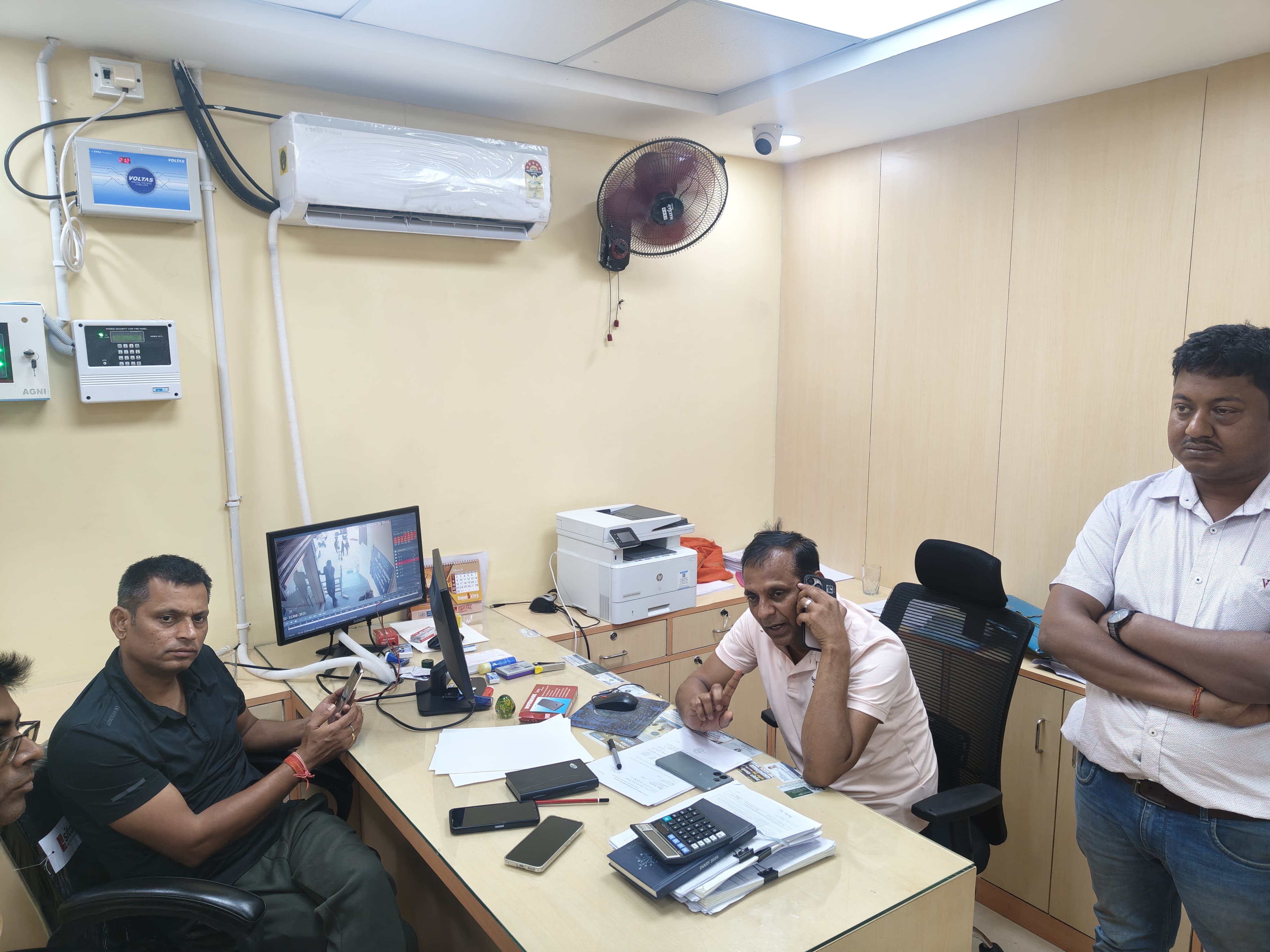 लूट के दौरान बदमाशों ने बैंक कर्मचारियों और मैनेजर के साथ मारपीट भी की।