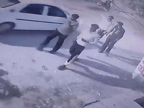 मृतक राकेश के बेटे रितिक ने सीसीटीवी वीडियो जारी कर दावा किया कि आरोपियों ने हमले से पहले रेकी की थी।