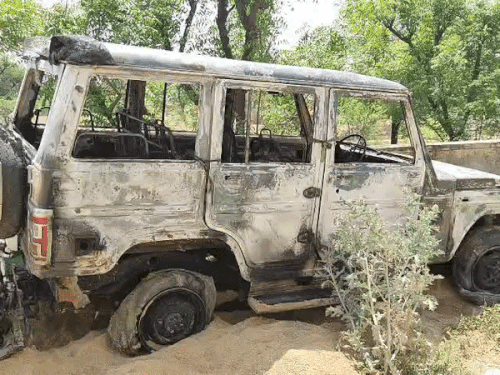 आरोपियों की कार को ग्रामीणों ने आग लगाई। - Dainik Bhaskar