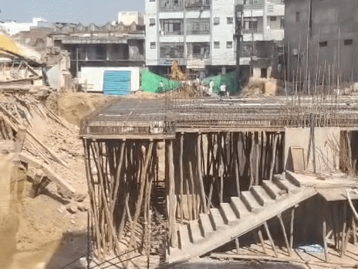 केनरा बैंक का कैश मलबे में दबा, लोग निकालने के लिए पहुंचे