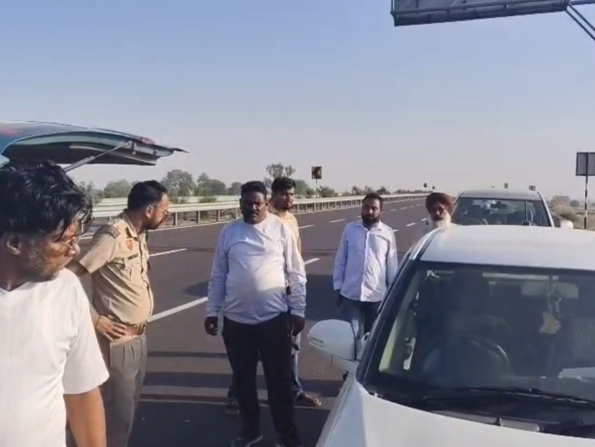 भारतमाला रोड पर संदिग्ध गाड़ी मिलने के बाद पुलिस जांच को पहुंची और मौजूद लोग।