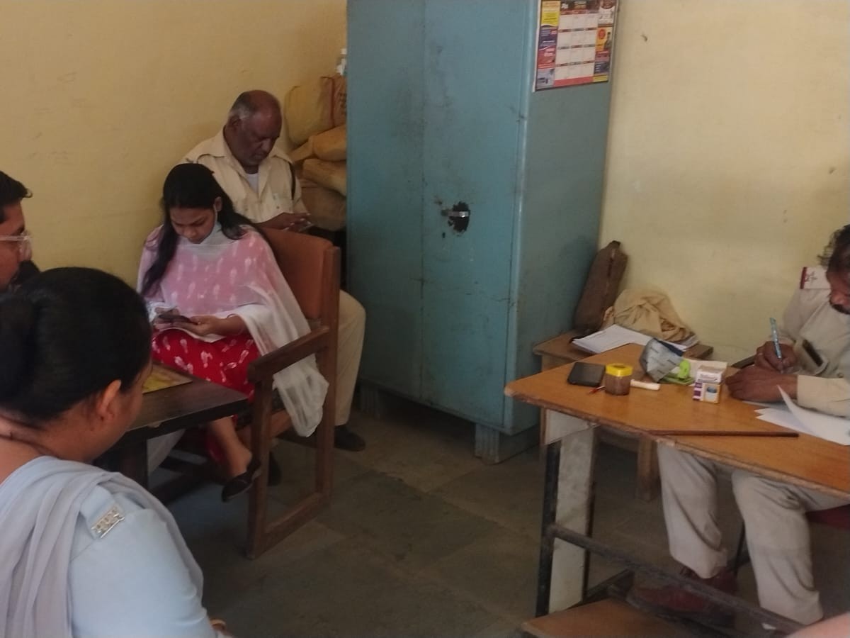 अस्पताल में तहसीलदार की मौजूदगी में कार्रवाई हुई। - Dainik Bhaskar