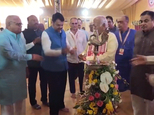 महाराष्ट्र के मुख्यमंत्री देवेंद्र फडणवीस, केंद्रीय मंत्री नितिन गडकरी समेत कई धार्मिक नेता मौजूद रहे।
