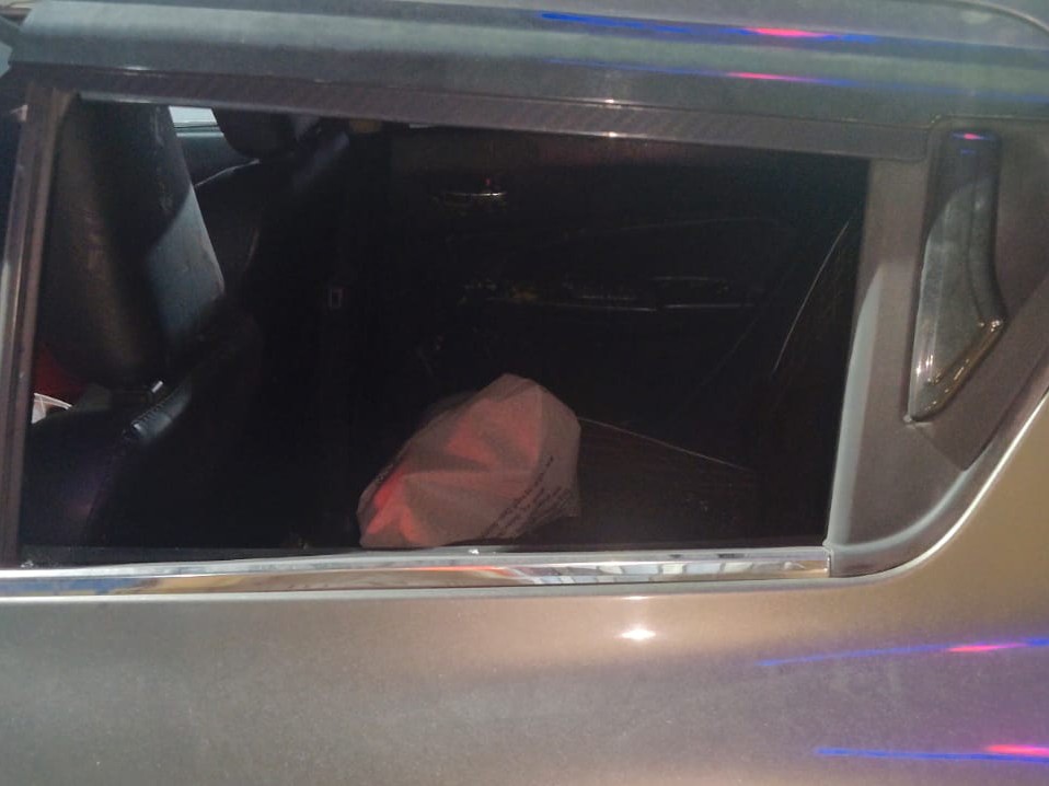 पत्थर फेंकने से कार की खिड़की का कांच टूट गया