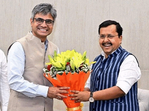 आप के संदीप पाठक समेत 7 राज्यसभा सांसदों ने बीजेपी ज्वॉइन कर ली है।