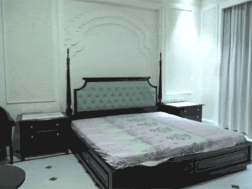 घर में बेड से लेकर ज्यादातर सामान इम्पोर्टेड था।