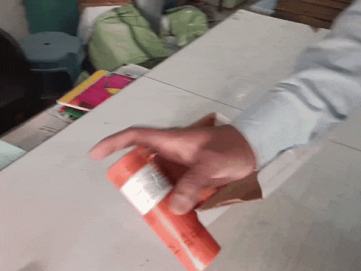 ड्राई आइस के साथ भारी मात्रा में स्पार्कल बरामद किया है।