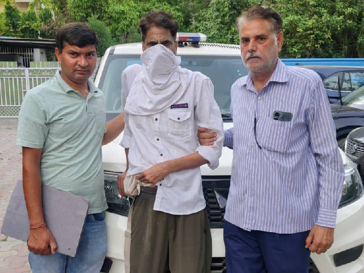 सलीम वास्तिक की यह तस्वीर गिरफ्तारी के दौरान की है। दिल्ली पुलिस ने गाजियाबाद के लोनी से 25 अप्रैल की सुबह उसे अरेस्ट किया था।