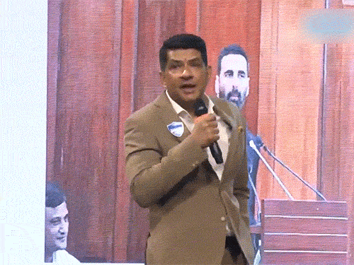 ADGP यशस्वी यादव साइबर अवेयरनेस कार्यक्रम में घटना के बारे में बताते हुए।