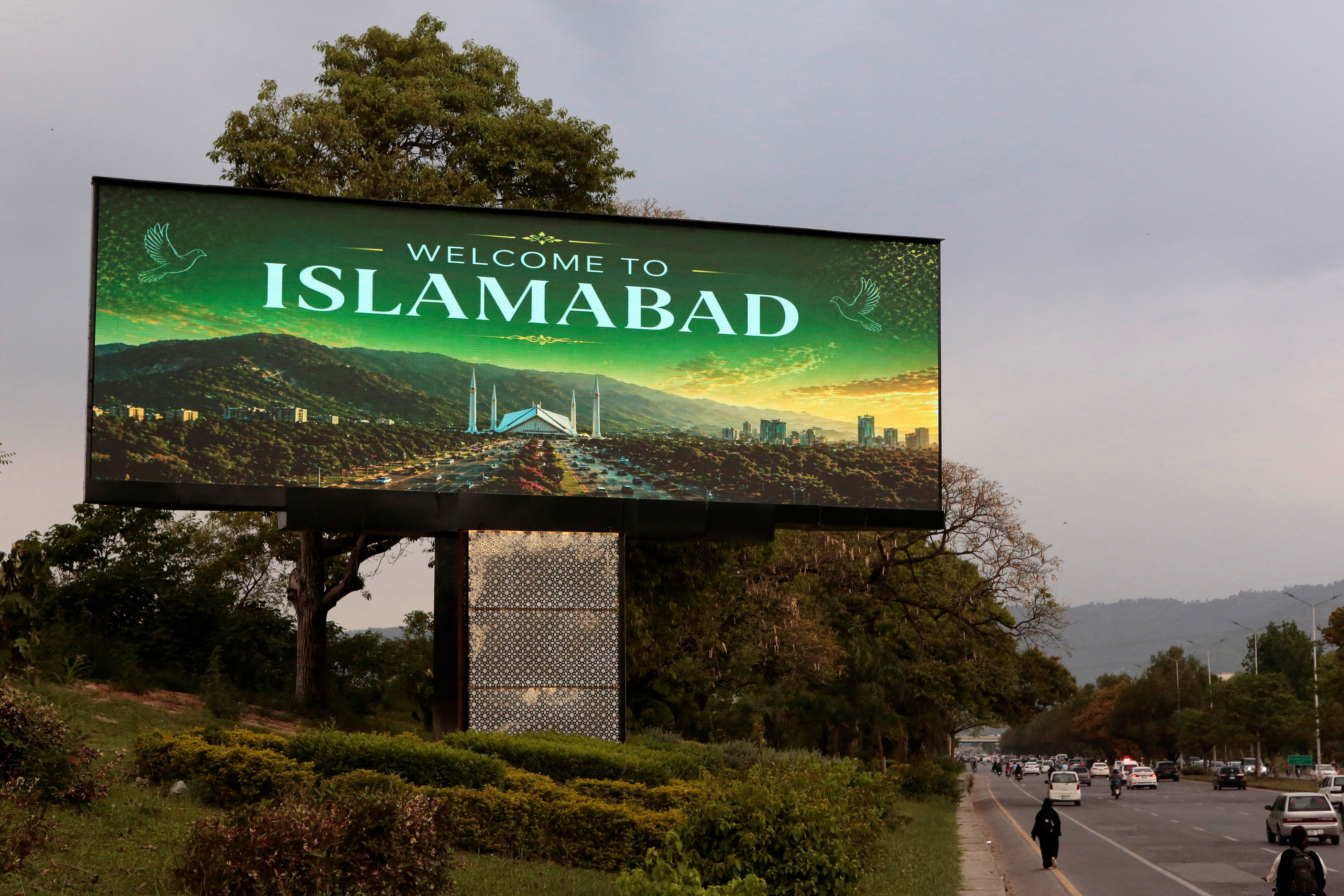 पाकिस्तान एक बार फिर अमेरिका और ईरान के बीच दूसरे दौर की शांति वार्ता की मेजबानी की तैयारी कर रहा है। इस्लामाबाद में सड़क किनारे इससे जुड़ा एक बिलबोर्ड लगाया गया है।