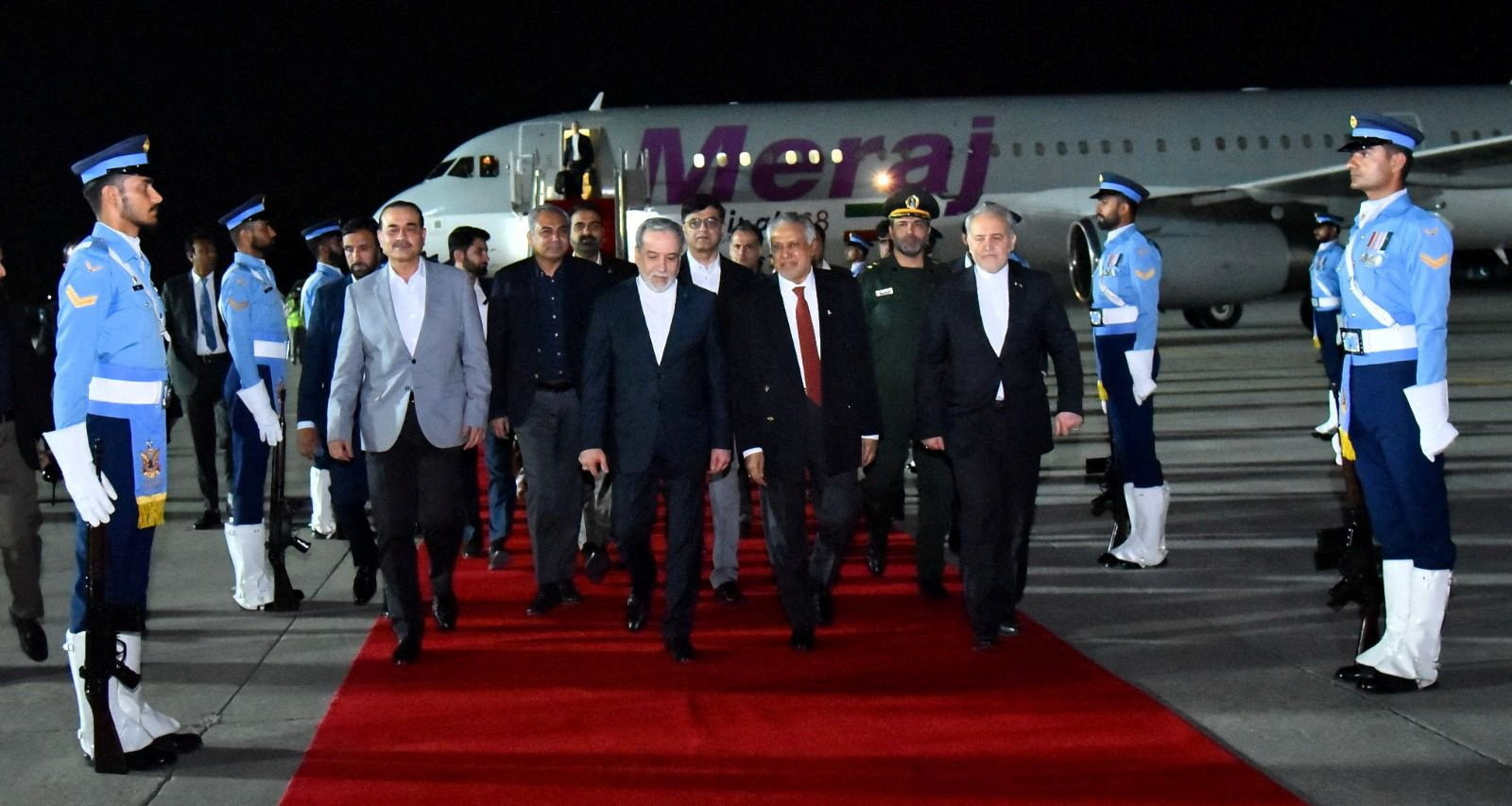 ईरान के विदेश मंत्री अब्बास अराघची 24 अप्रैल को पाकिस्तान के इस्लामाबाद पहुंचे थे। यहां उनका स्वागत पाकिस्तान के विदेश मंत्री मोहम्मद इशाक डार और आर्मी चीफ आसिम मुनीर ने किया।