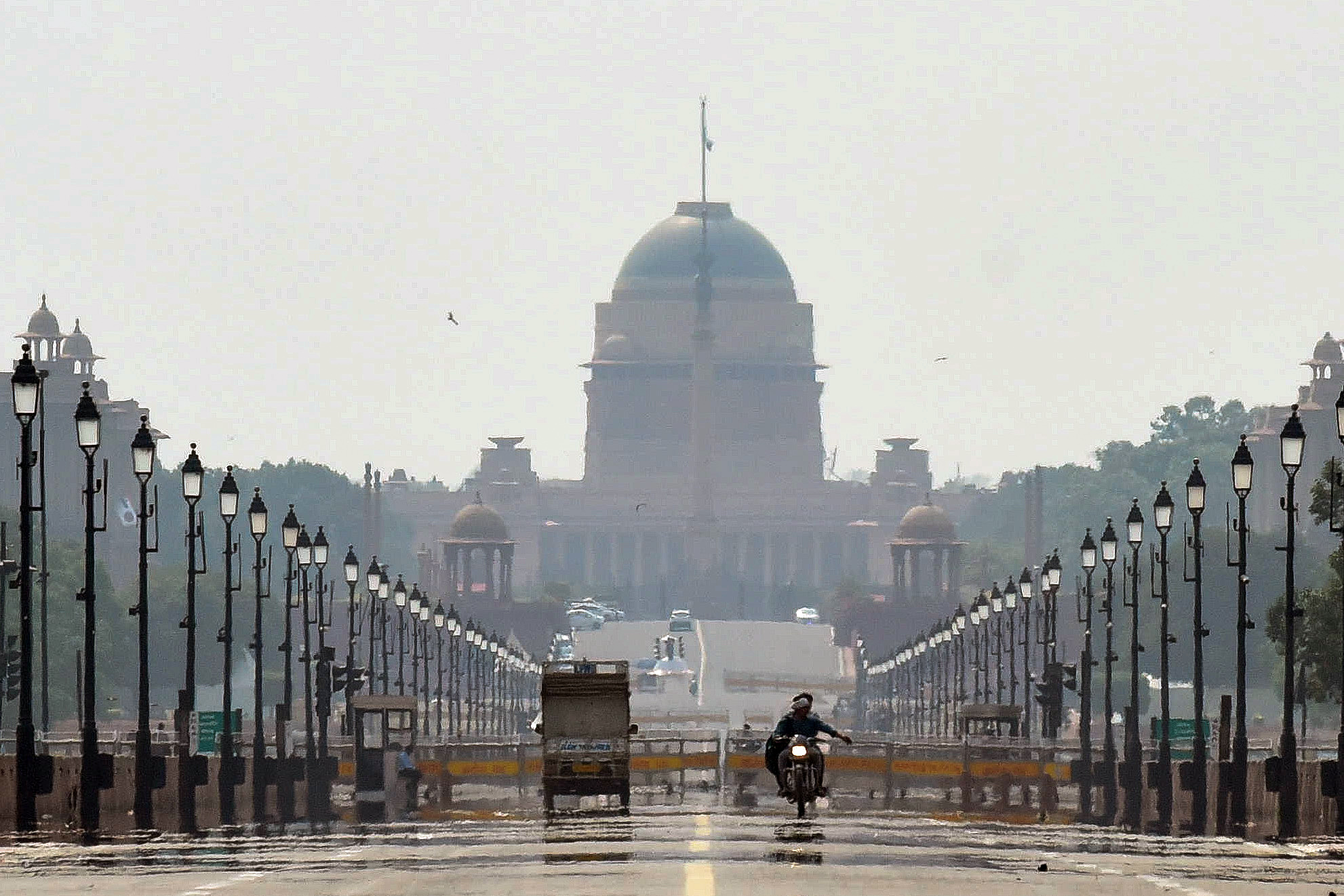 नई दिल्ली में शुक्रवार को कर्तव्य पथ पर पानी होने का भ्रम रहा। इसे मिराज या मृग मरीचिका कहते हैं। तपती दोपहर में हवा का घनापन कम हो जाता है तब ऐसा होता है।
