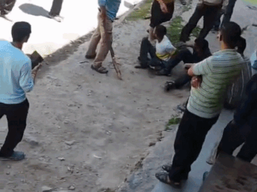 आरोपियों को पकडकर पीटते लोग