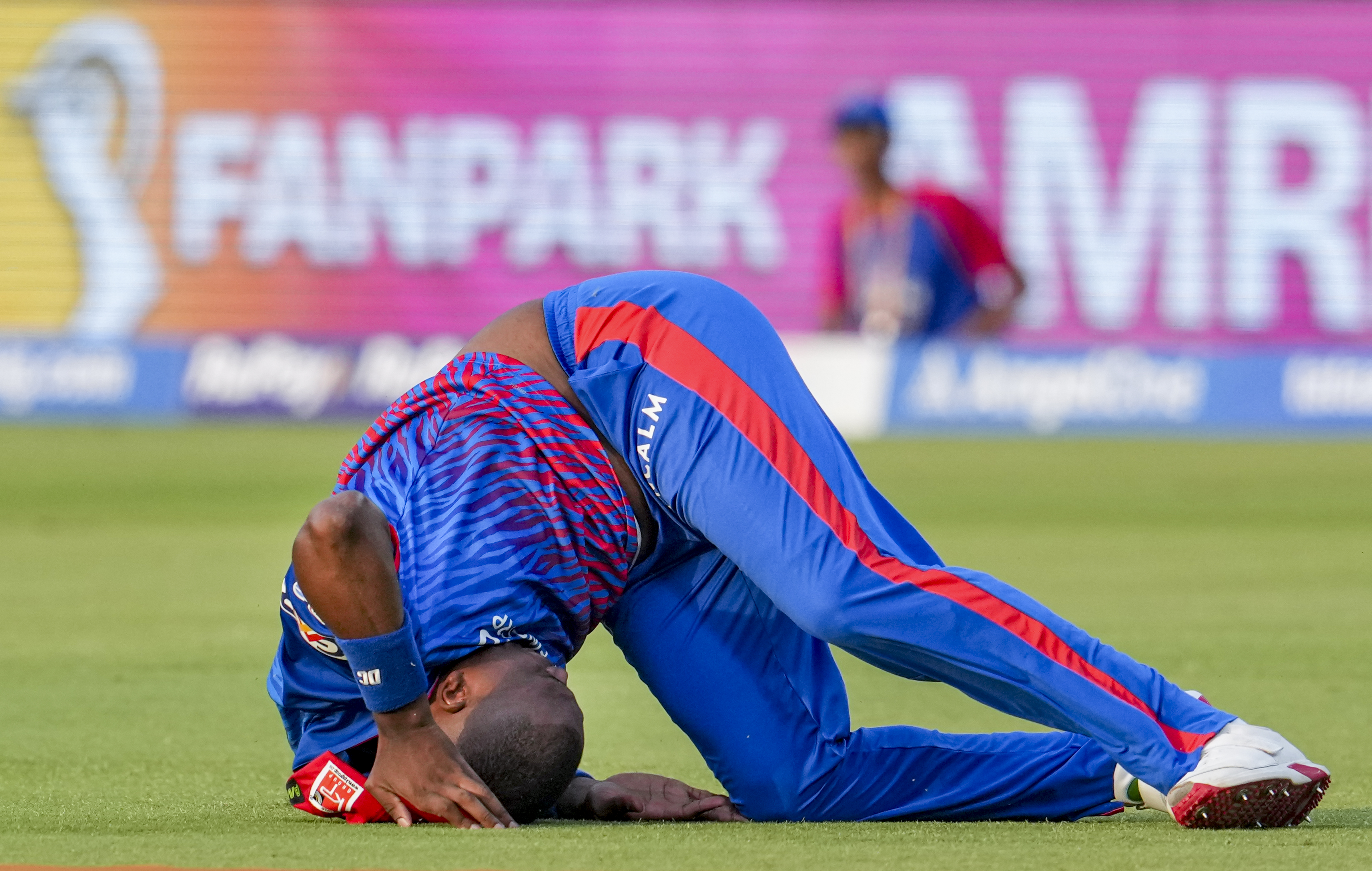 एनगिडी का सिर जमीन पर जा लगा।