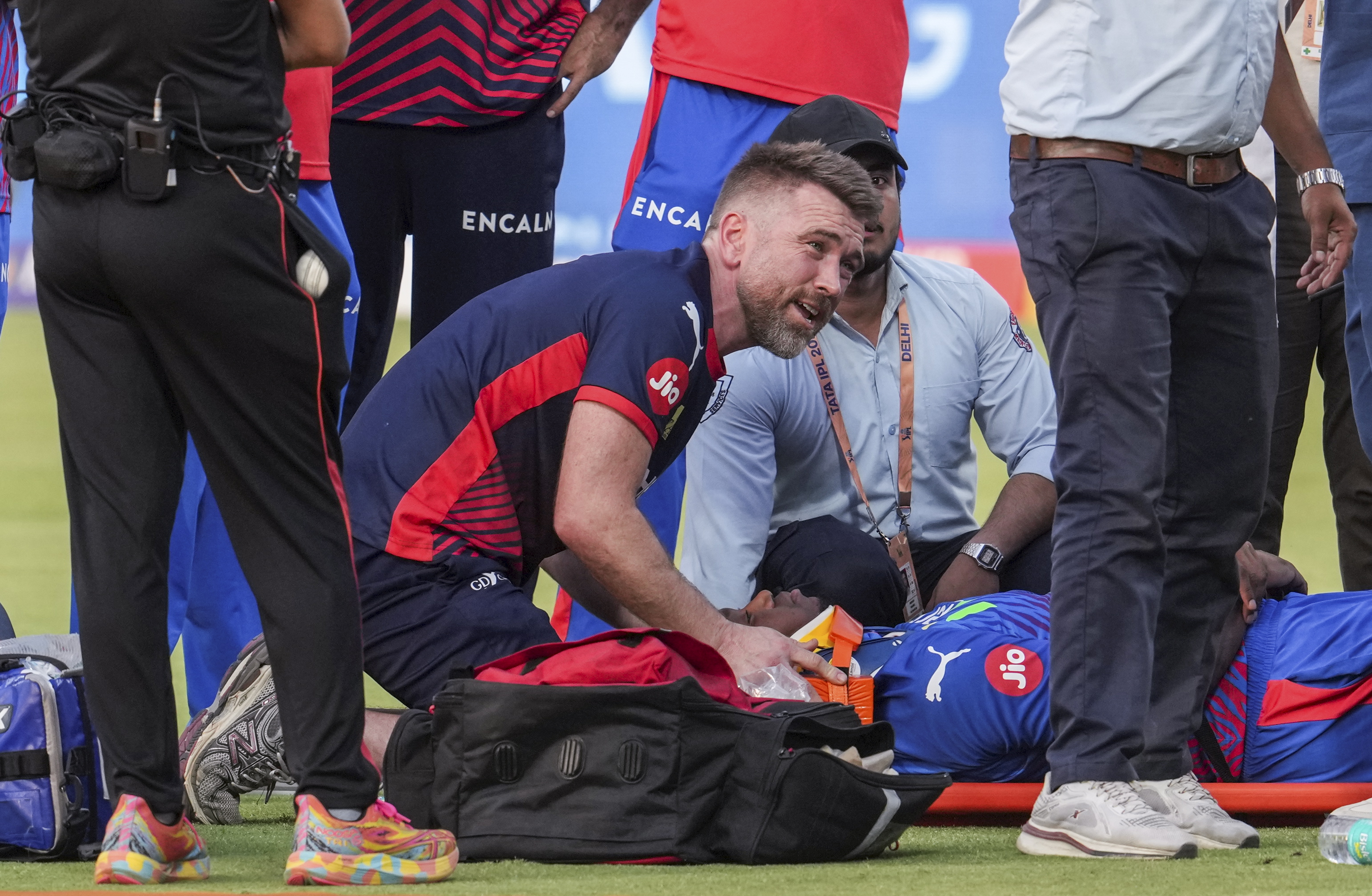 एनगिडी को चेक करते डॉक्टर्स।