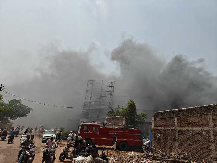 आग के धुंए से पूरा आसमान कला दिकने लगा