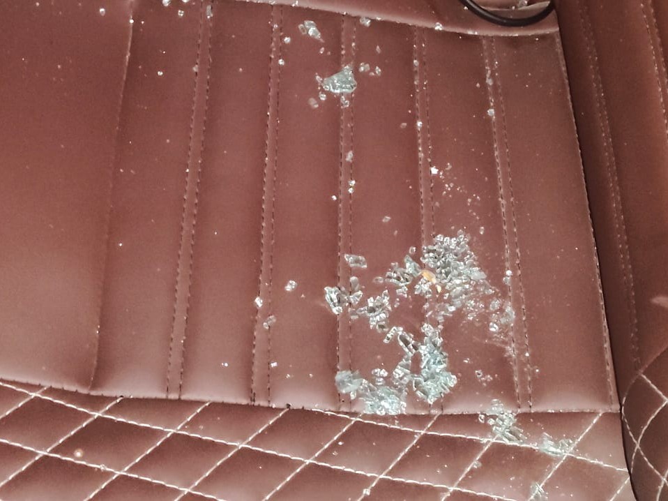 कार की सीट पर बिखरे कांच के टुकड़े