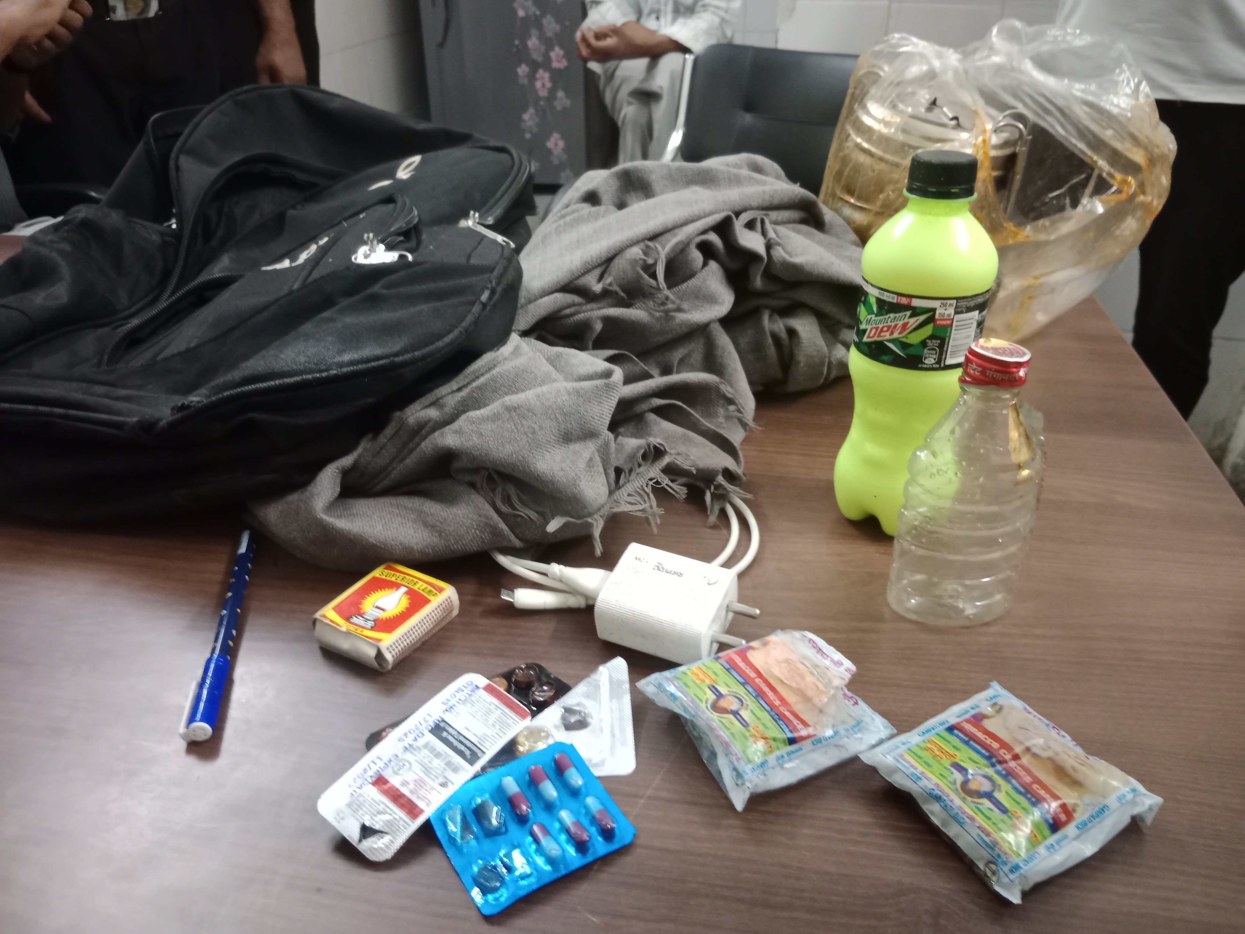 फायरमैन से बरामद किया सामान।