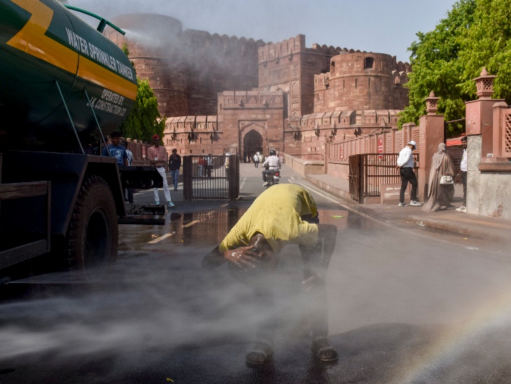 आगरा में किले के पास गर्मी से राहत दिलाने के लिए नगर निगम का टैंकर पानी का छिड़काव कर रहा है। इस बीच एक व्यक्ति फुहारों से खुद को भिगोता दिखाई दिया।