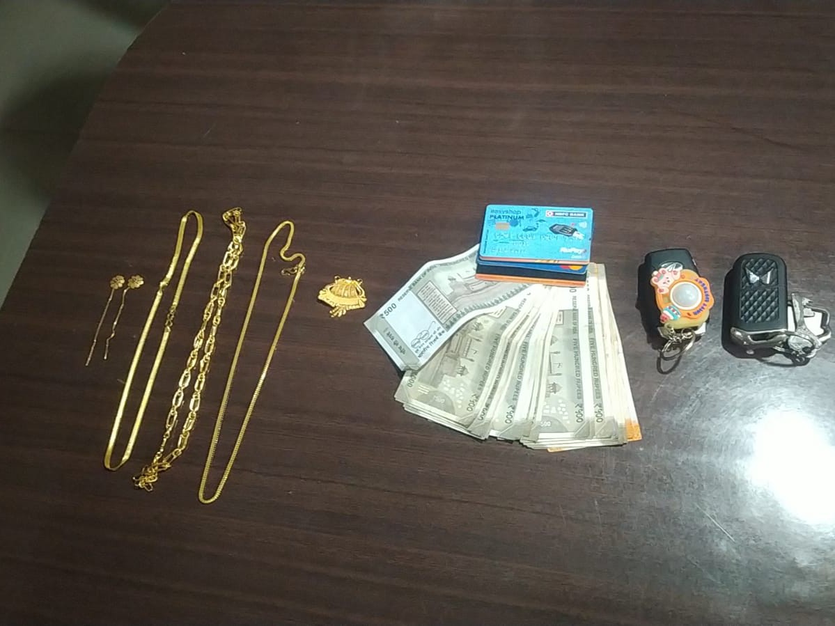 पुलिस ने आरोपियों से चुराया हुआ गहना बरामद किया है।