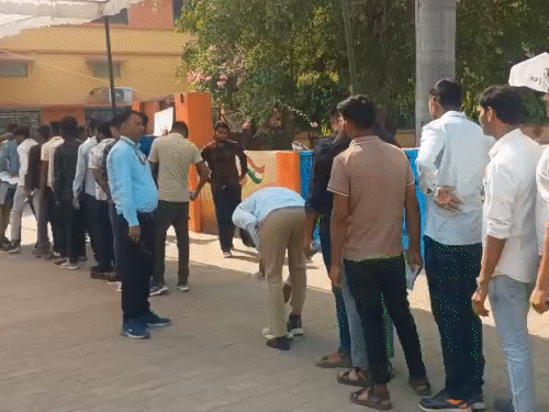 जौनपुर में अभ्यर्थियों के जूते उतरवाए गए।