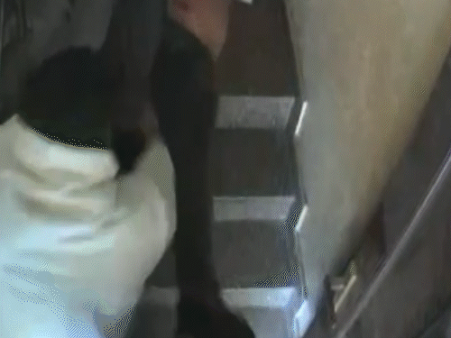 घटना 2 जनवरी को दोपहर करीब 3 से 3:30 बजे पीड़ित के घर के बाहर हुई।