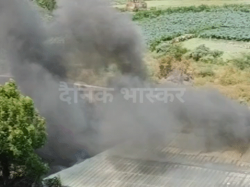 । घंटों की मशक्कत के बाद अब आग पर पूरी तरह काबू पा लिया गया है।