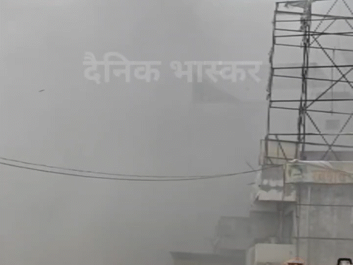 धुंआ इतना जयादा था कि 2 किलोमीटर दूर तक दिखाई दे रहा था