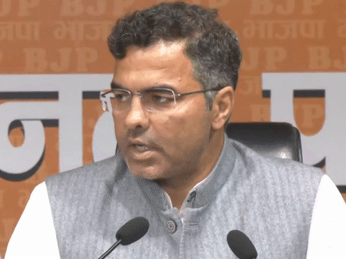 दिल्ली के मंत्री प्रवेश वर्मा ने शनिवार को प्रेस कॉन्फेंस कर केजरीवाल के घर की तस्वीरें जारी कीं। - Dainik Bhaskar