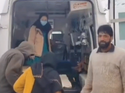 एक पिकअप का सामने का कांच टूट गया और अंदर तक बर्फ चली गई