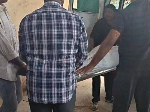 महिला के शव को पोस्टमॉर्टम के लिए अस्पताल लाया गया।