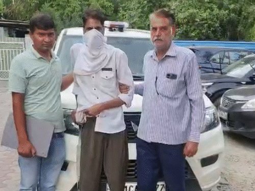 दिल्ली पुलिस ने शनिवार सुबह गाजियाबाद से सलीम को गिरफ्तार किया।