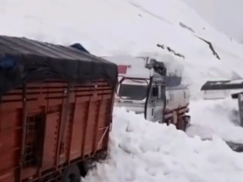 एवलांच होने से कई वाहन फंस गए और जाम लग गया।