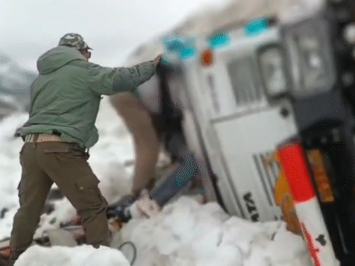 एवलांच होने के बाद एक ट्रक पलट गया।