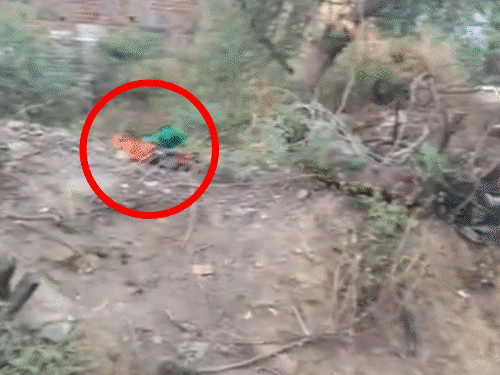 खंडहर के पास कचरे के ढेर में बोरे में बंद मिली थी मासूम। इलाज जारी है।