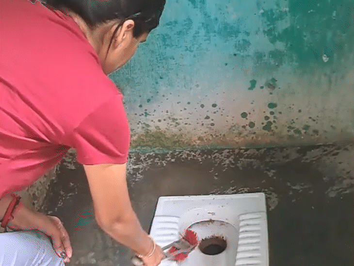एजेंट्स के कहने पर रिपोर्टर ने टॉयलेट भी साफ किया।
