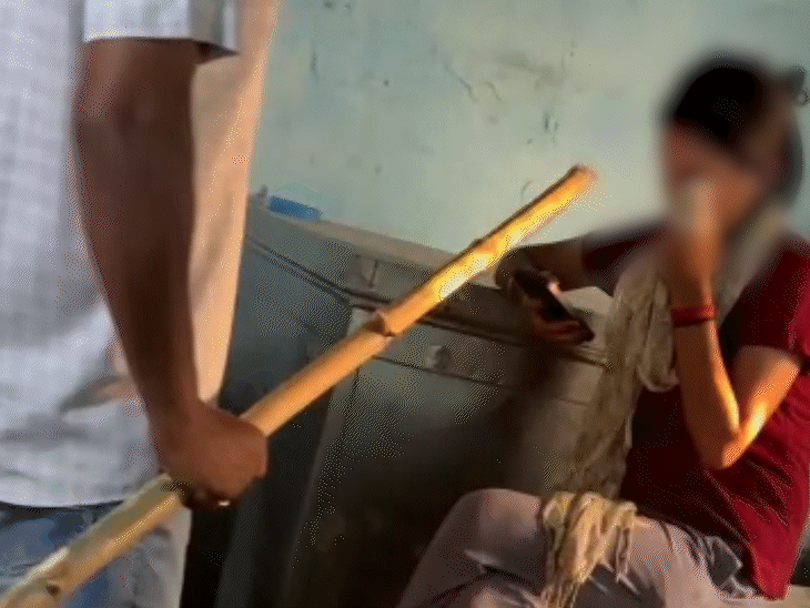 विक्की मोटा सा डंडा लाया और रिपोर्टर को डराने लगा।