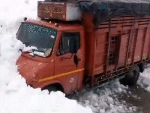 ट्रक बर्फ में फंसा हुआ है।
