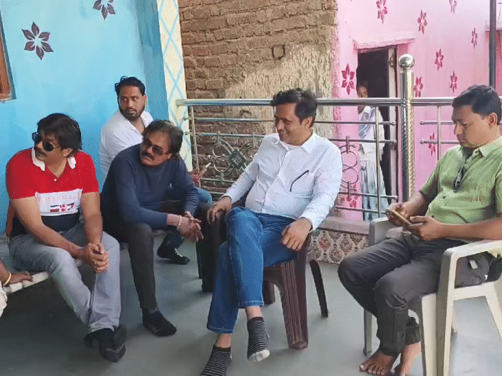 मुलीची चर्चा ऐकल्यानंतर दिग्दर्शक मनोज मिश्रा (पांढऱ्या शर्टमध्ये) तिला चित्रपटाची ऑफर देण्यासाठी खरगोनमधील तिच्या घरी पोहोचले होते. (फाइल)