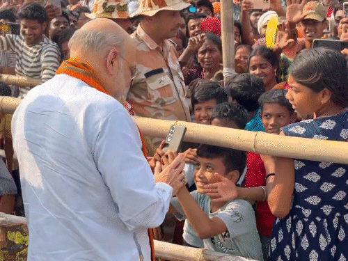 गृहमंत्री अमित शाह यांच्या रॅलीत एका मुलाने त्यांचे छायाचित्र काढले. शाह यांनी व्हिडिओ शेअर करत लिहिले - जेव्हा एखादा मास्टर फोटोग्राफर तुमचे छायाचित्र घेतो.