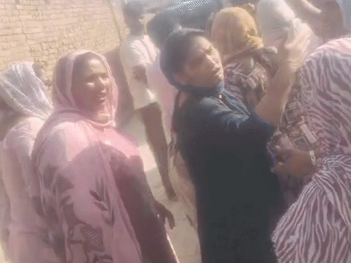 बुजुर्ग महिला से मारपीट के बाद बीचबचाव को पहुंचे पड़ोसी व महिलाएं